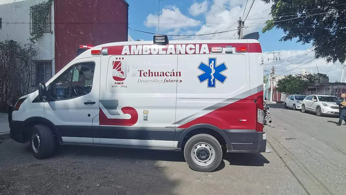 ambulancia atiende a motociclista en Tehuacan